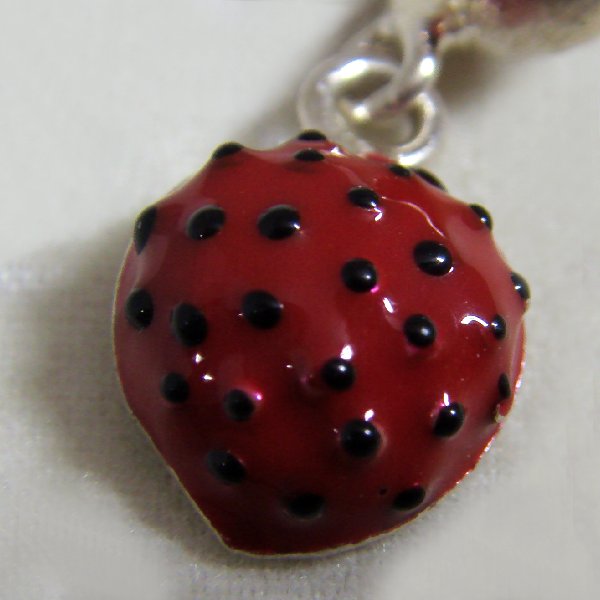 (p1360)Colgante de plata motivo frutilla esmaltada.